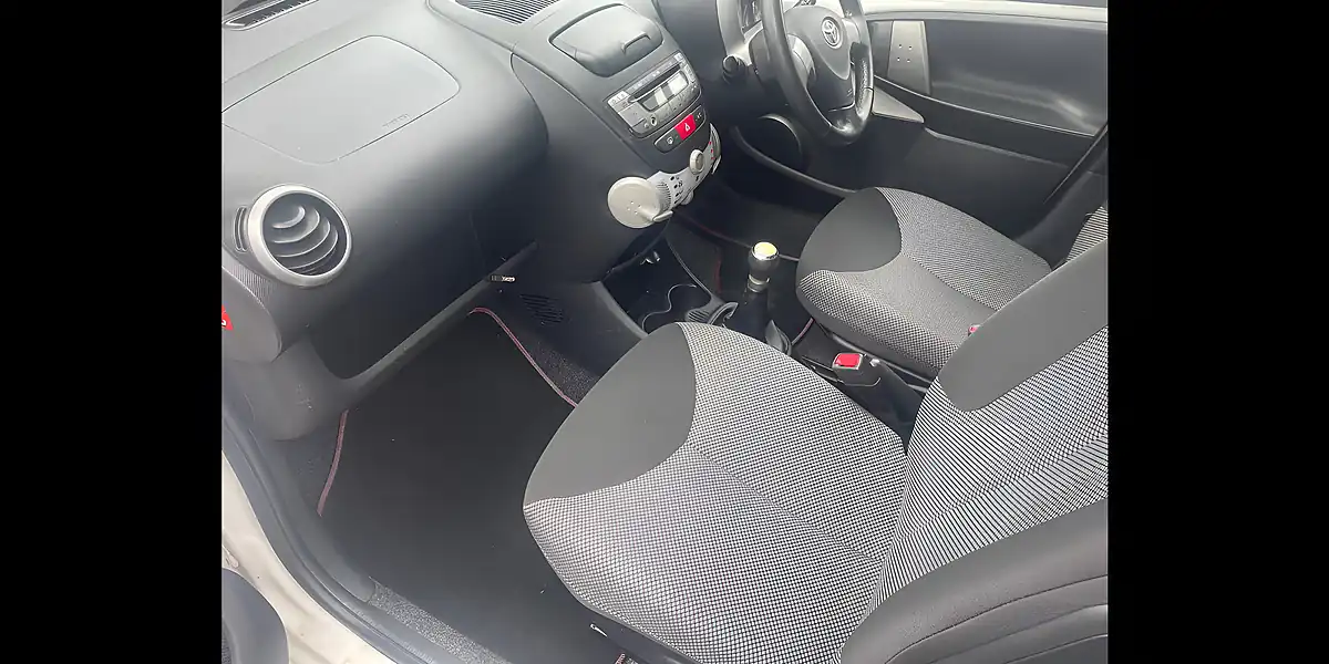 Used 2014 Toyota Aygo Move White - Interior and Exterior details 8