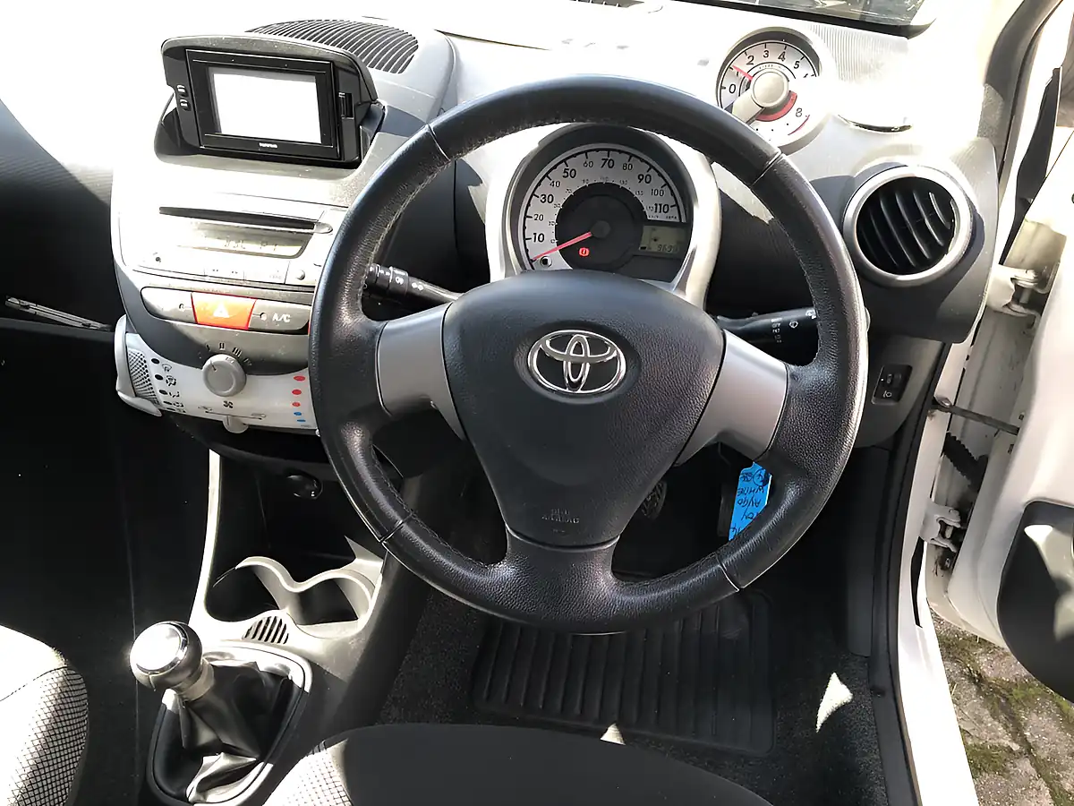 Used 2014 Toyota Aygo Move White - Interior and Exterior details 11