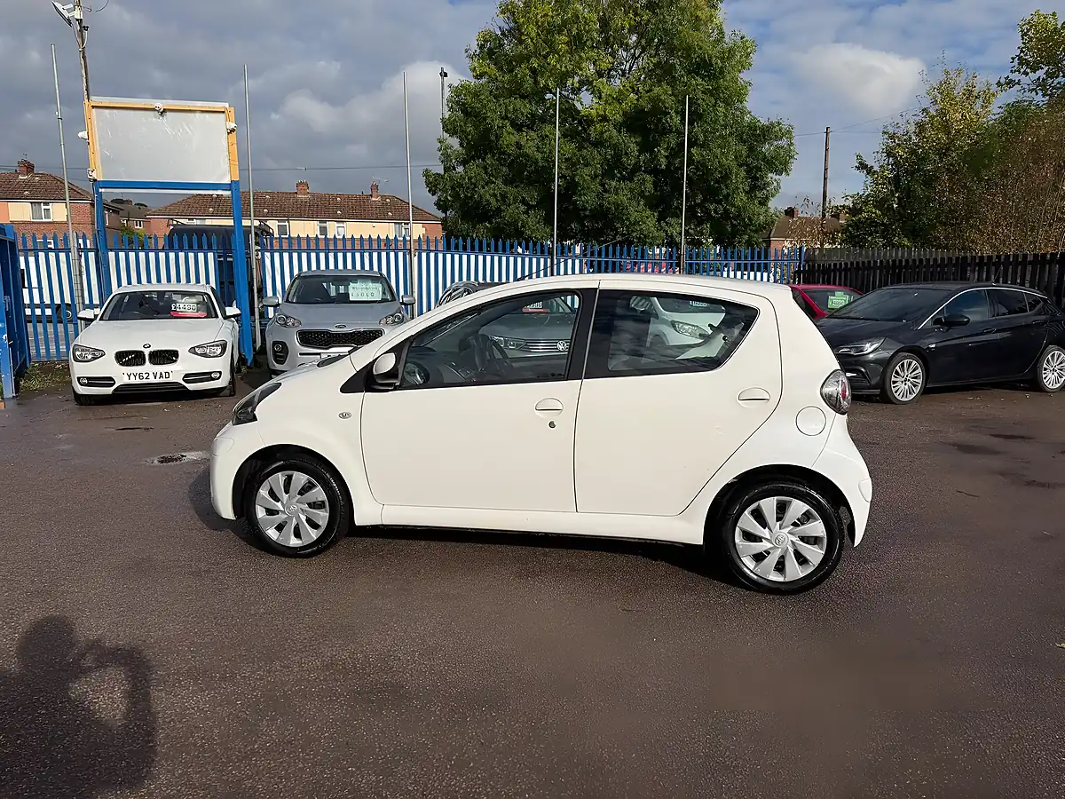 Used 2014 Toyota Aygo Move White - Interior and Exterior details 3