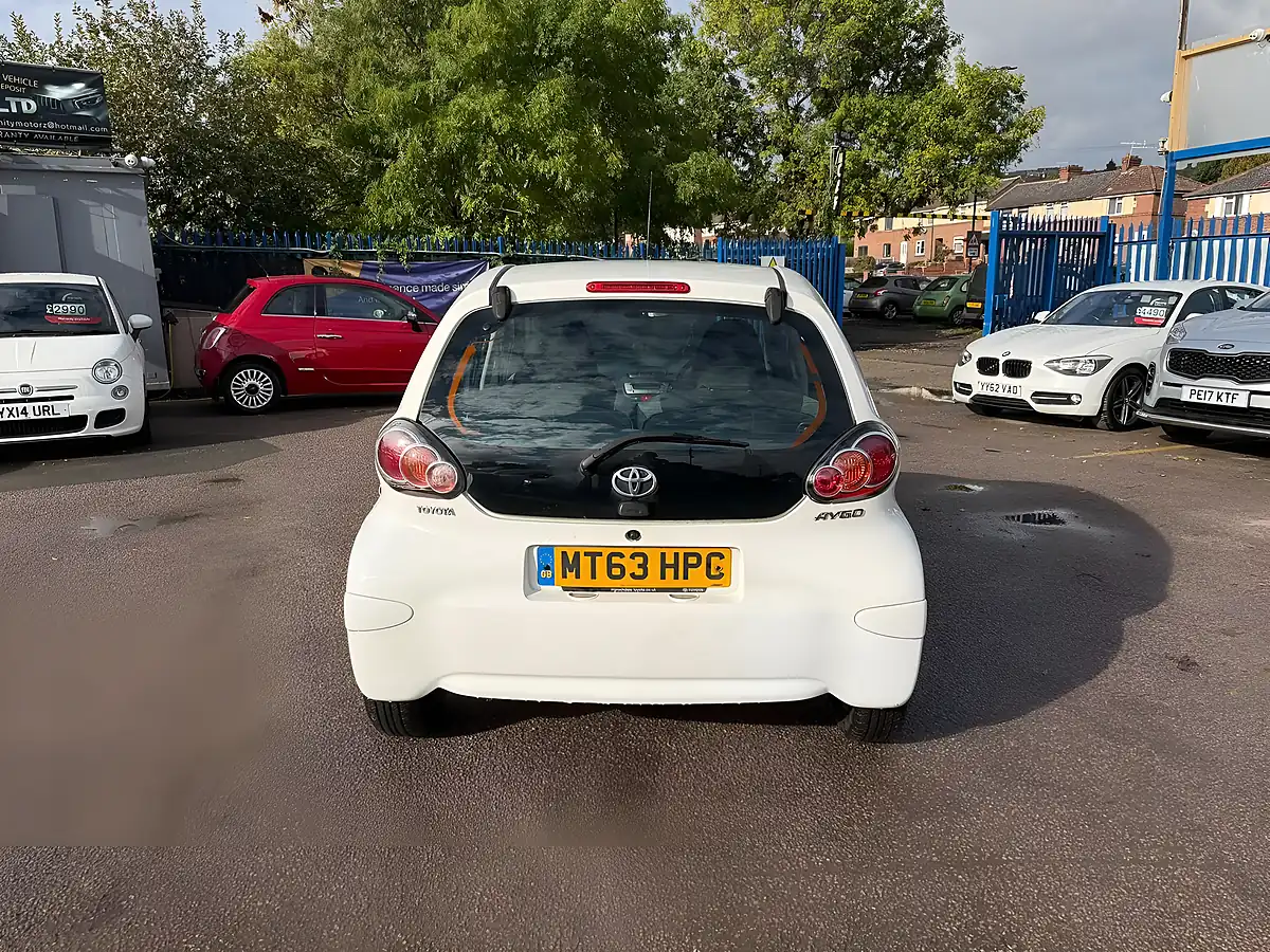 Used 2014 Toyota Aygo Move White - Interior and Exterior details 4