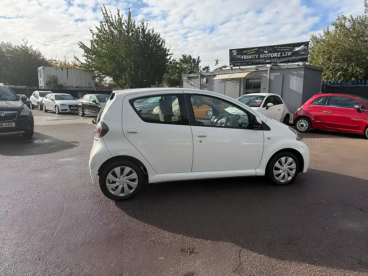 Used 2014 Toyota Aygo Move White - Interior and Exterior details 5