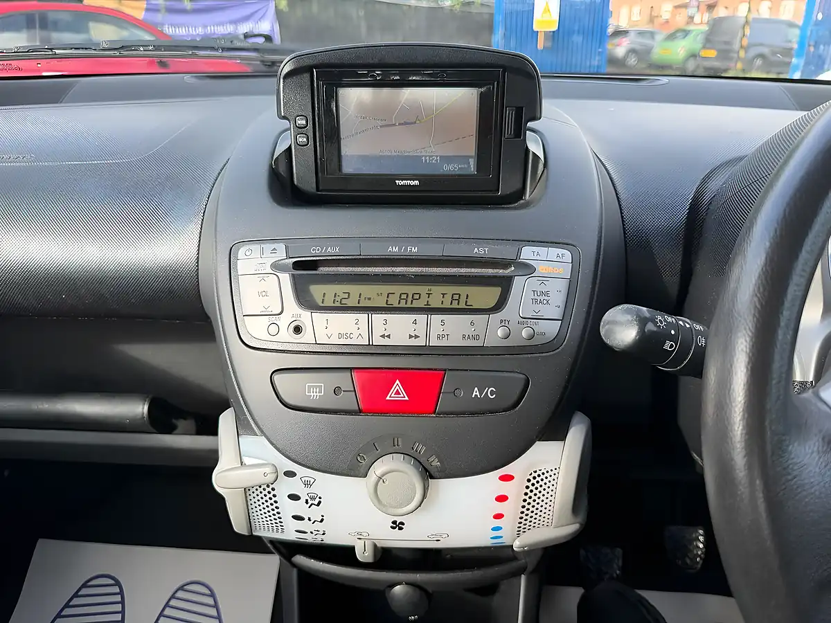 Used 2014 Toyota Aygo Move White - Interior and Exterior details 6
