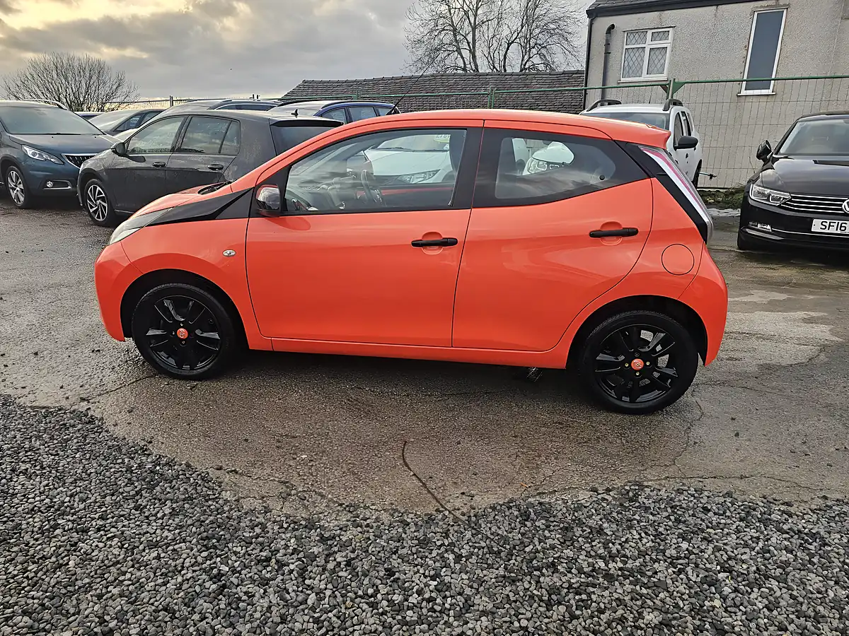 Used 2014 Toyota Aygo X-Cite Orange - Interior and Exterior details 5