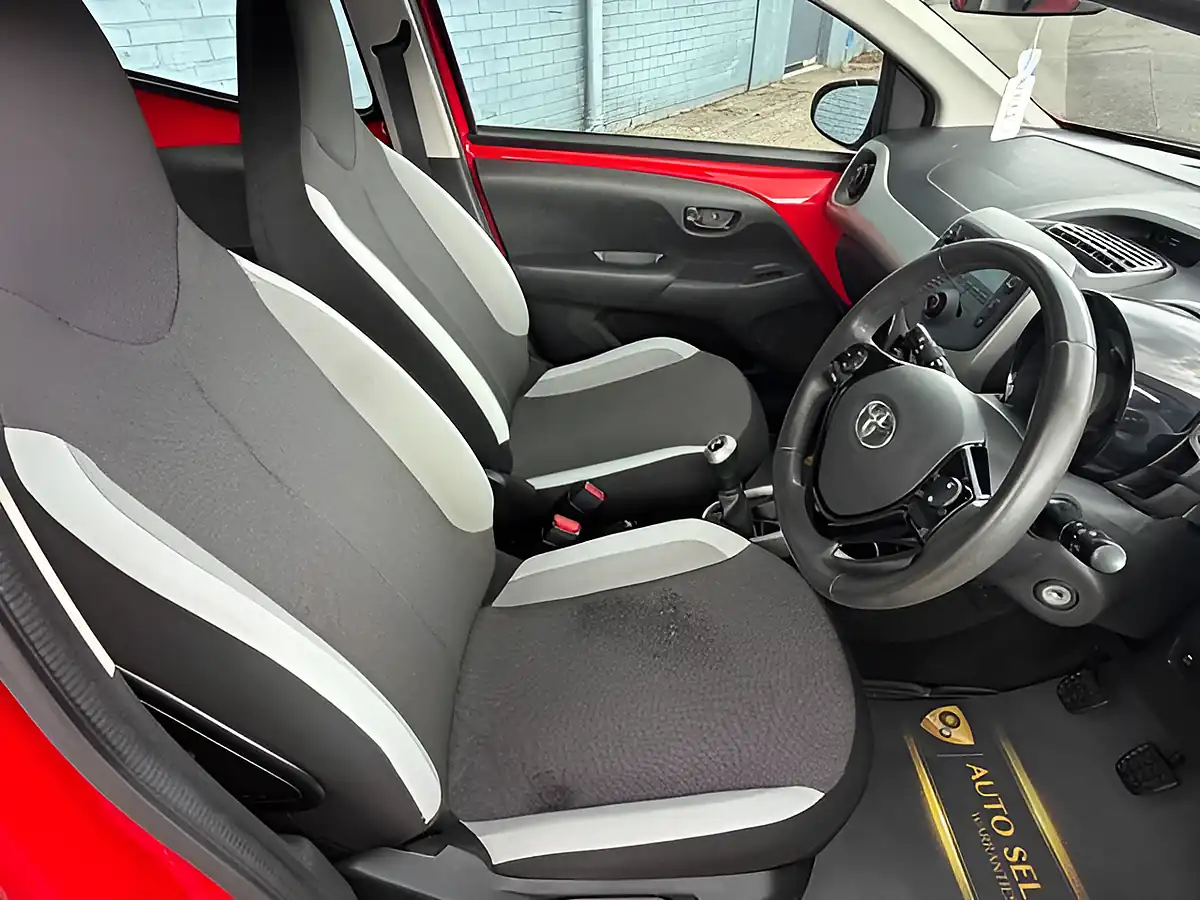 Used 2014 Toyota Aygo X-Play Red - Interior and Exterior details 20