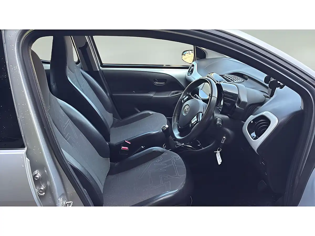 Used 2014 Toyota Aygo X-Pression Silver - Interior and Exterior details 7