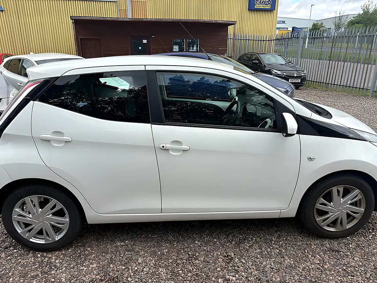 Used 2014 Toyota Aygo X-Pression White - Interior and Exterior details 10