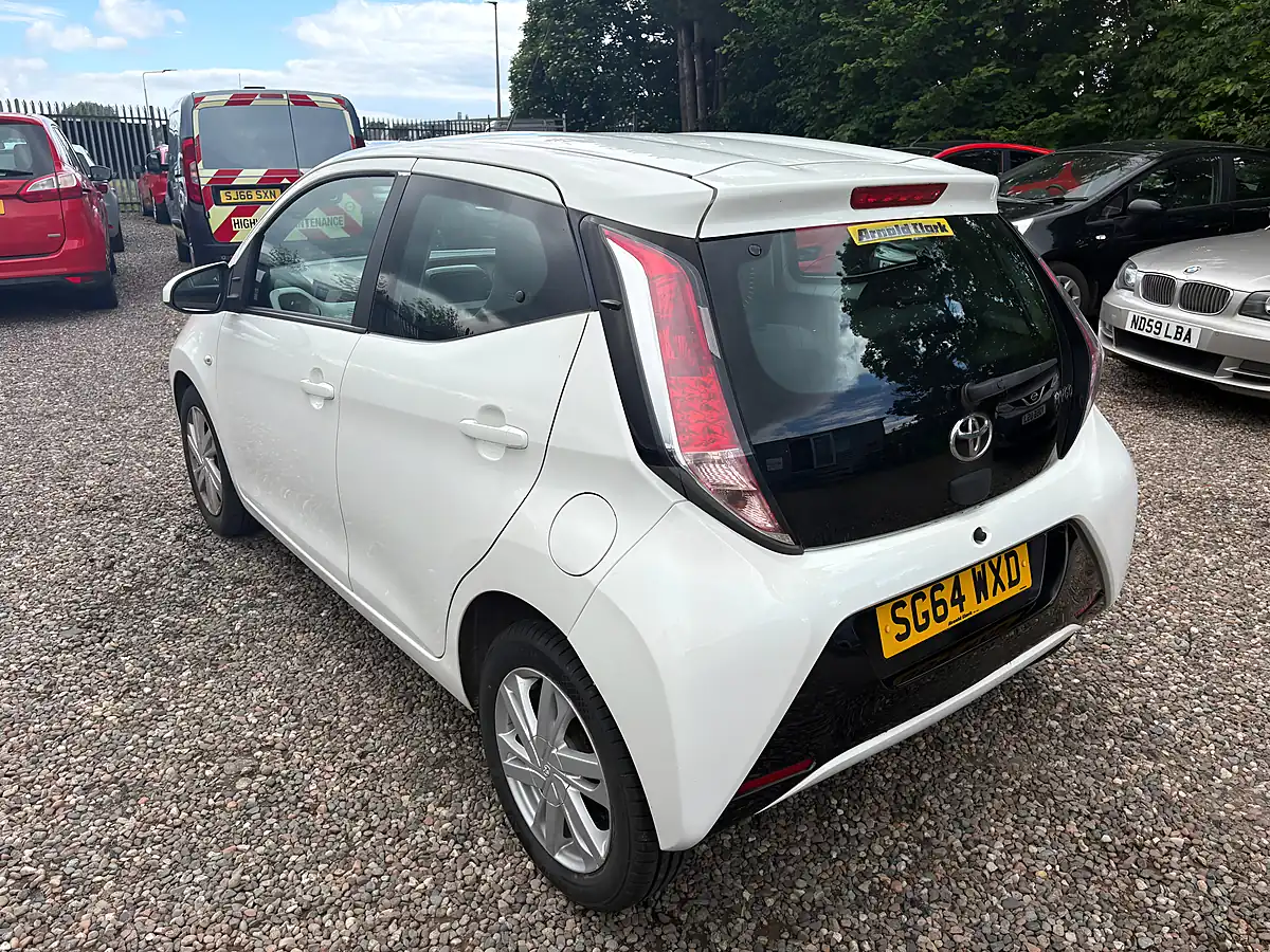 Used 2014 Toyota Aygo X-Pression White - Interior and Exterior details 11