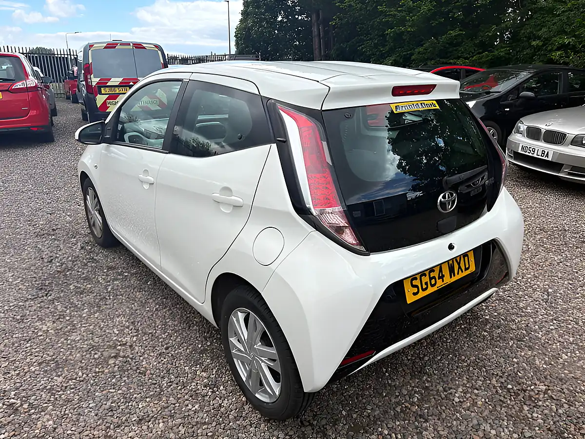 Used 2014 Toyota Aygo X-Pression White - Interior and Exterior details 12
