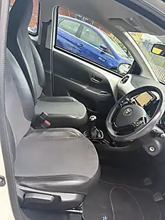 Used 2014 Toyota Aygo X-Pression White - Interior and Exterior details 17