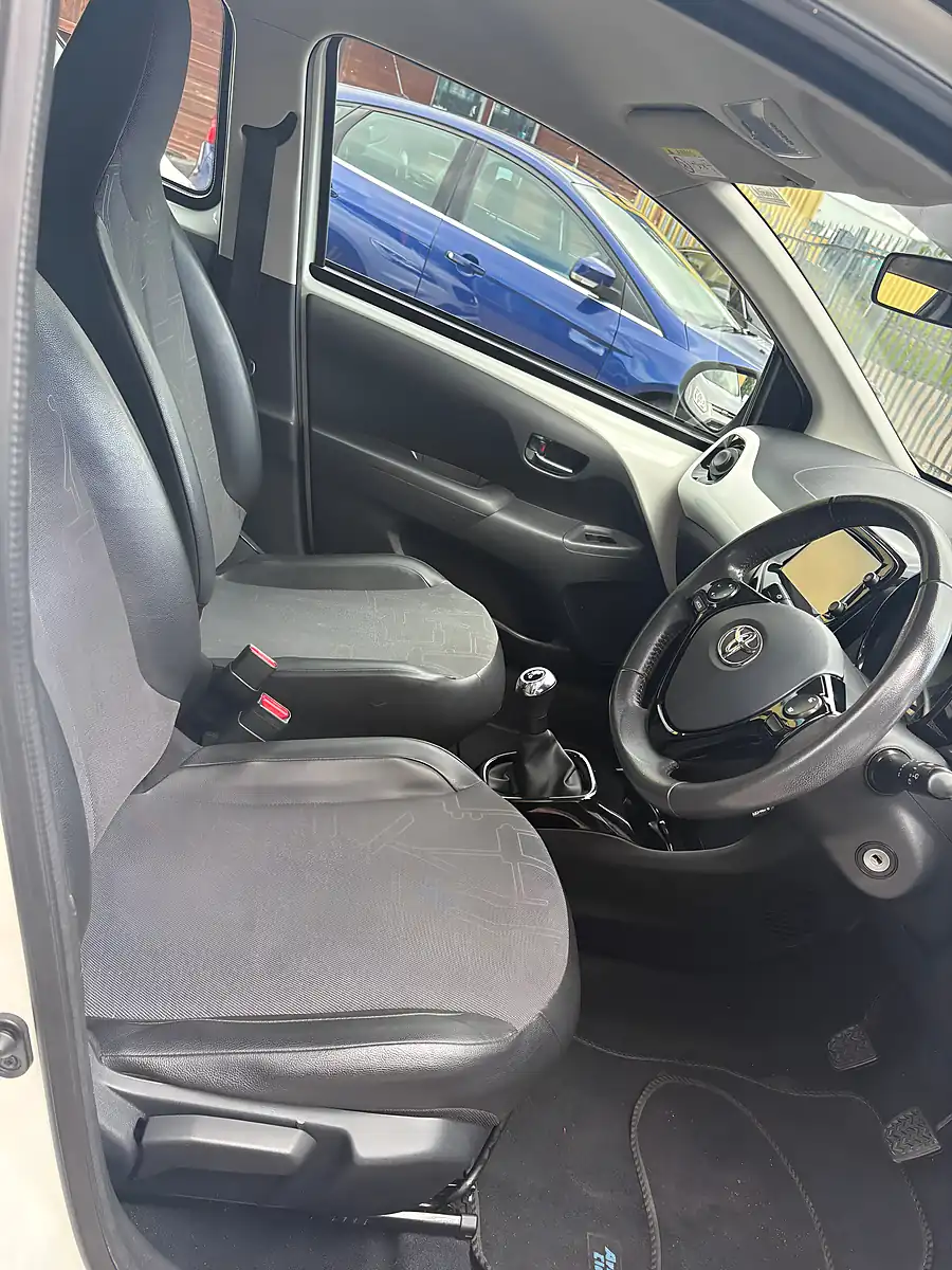 Used 2014 Toyota Aygo X-Pression White - Interior and Exterior details 17