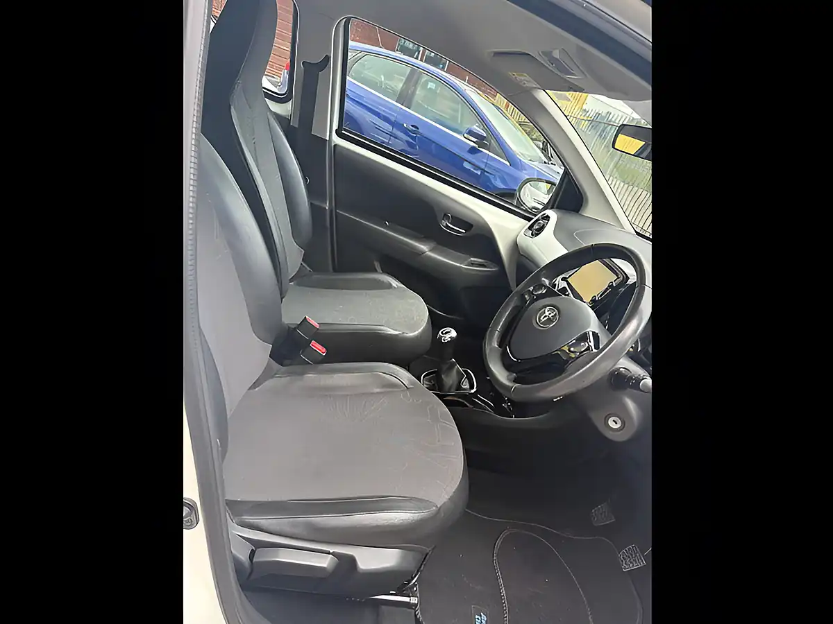 Used 2014 Toyota Aygo X-Pression White - Interior and Exterior details 18