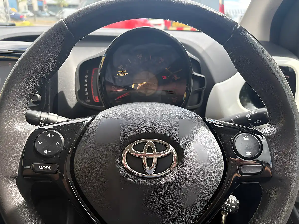 Used 2014 Toyota Aygo X-Pression White - Interior and Exterior details 19