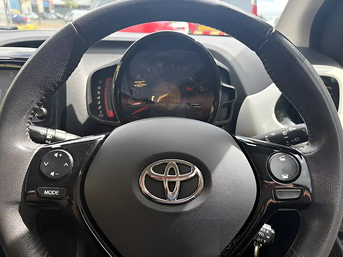Used 2014 Toyota Aygo X-Pression White - Interior and Exterior details 20