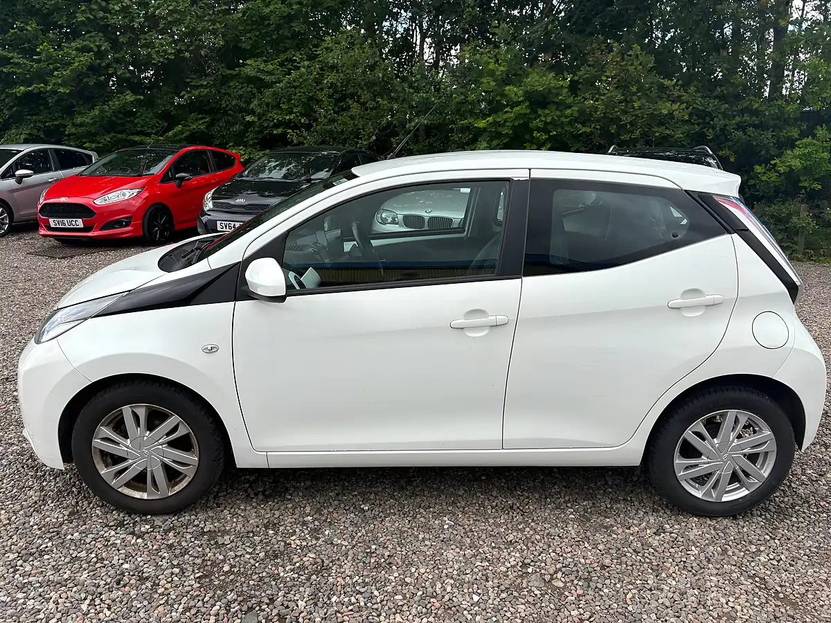 Used 2014 Toyota Aygo X-Pression White - Interior and Exterior details 7