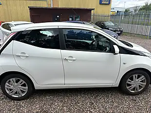 Used 2014 Toyota Aygo X-Pression White - Interior and Exterior details 9