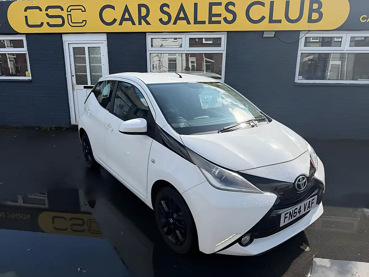 Used 2014 Toyota Aygo X-Pression White - Front View