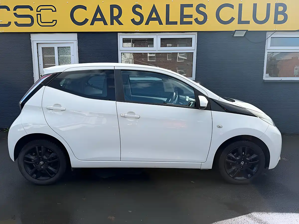 Used 2014 Toyota Aygo X-Pression White - Interior and Exterior details 13
