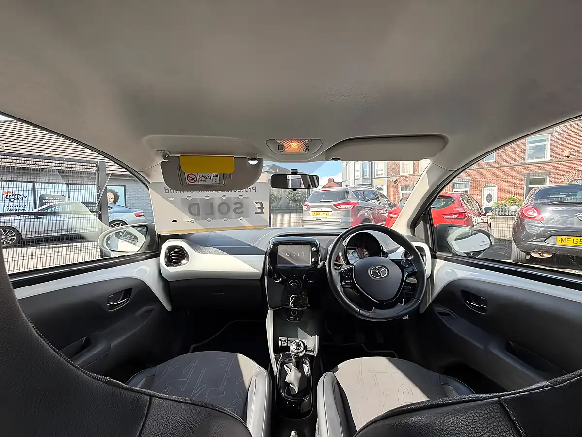Used 2014 Toyota Aygo X-Pression White - Interior and Exterior details 15