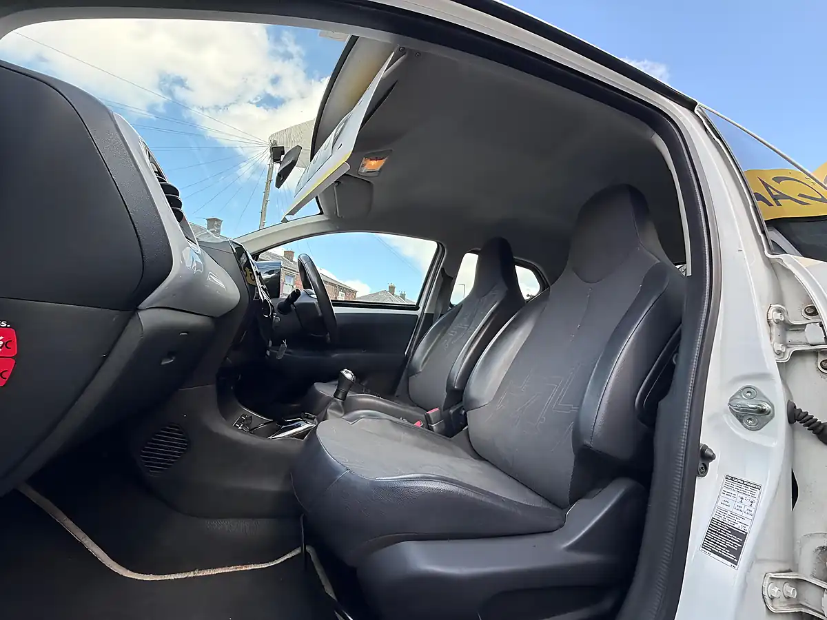 Used 2014 Toyota Aygo X-Pression White - Interior and Exterior details 19