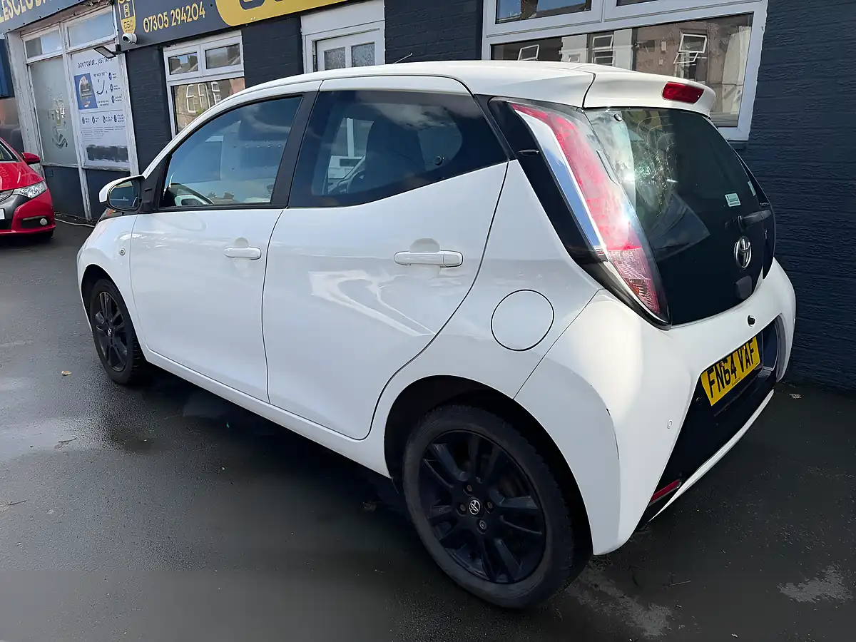 Used 2014 Toyota Aygo X-Pression White - Interior and Exterior details 4