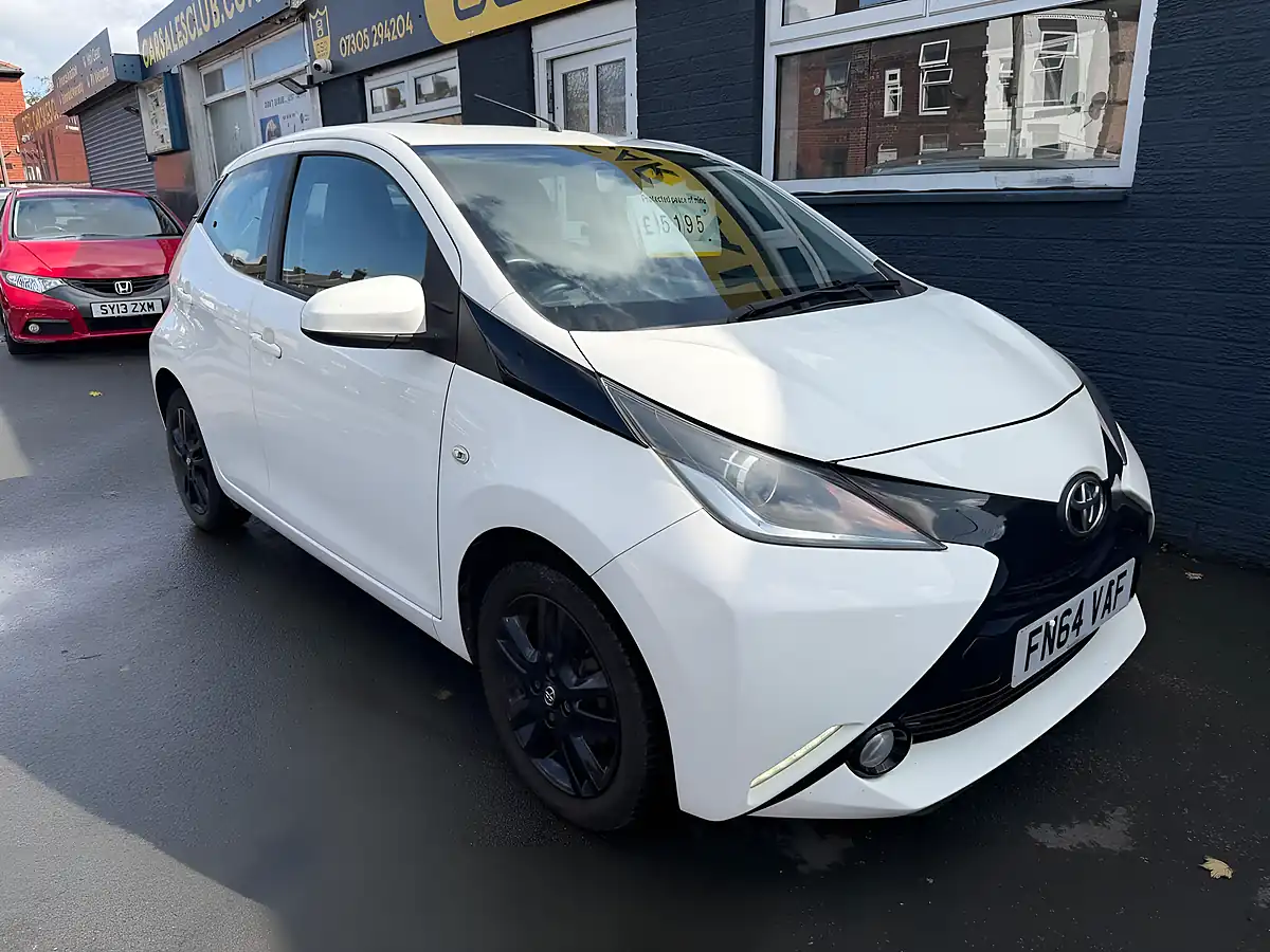 Used 2014 Toyota Aygo X-Pression White - Interior and Exterior details 8