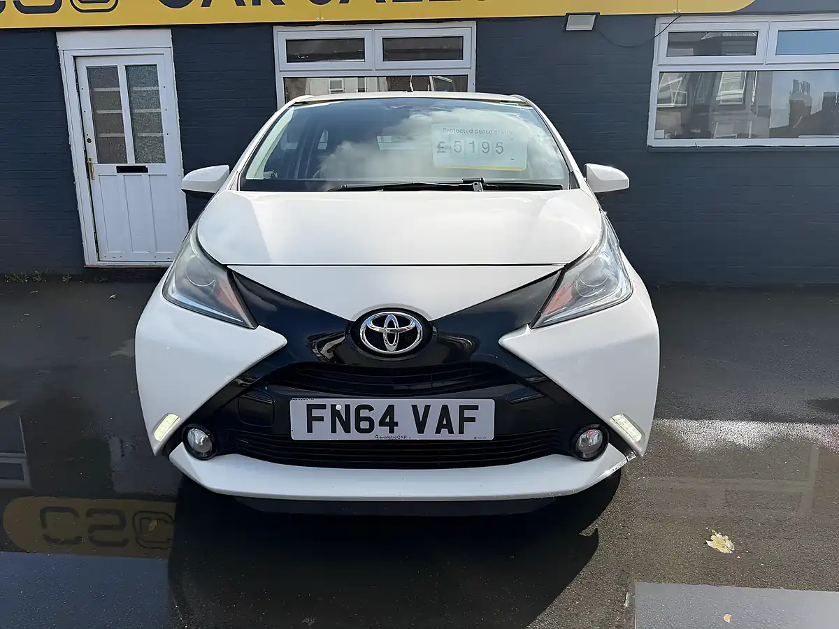 Used 2014 Toyota Aygo X-Pression White - Interior and Exterior details 9