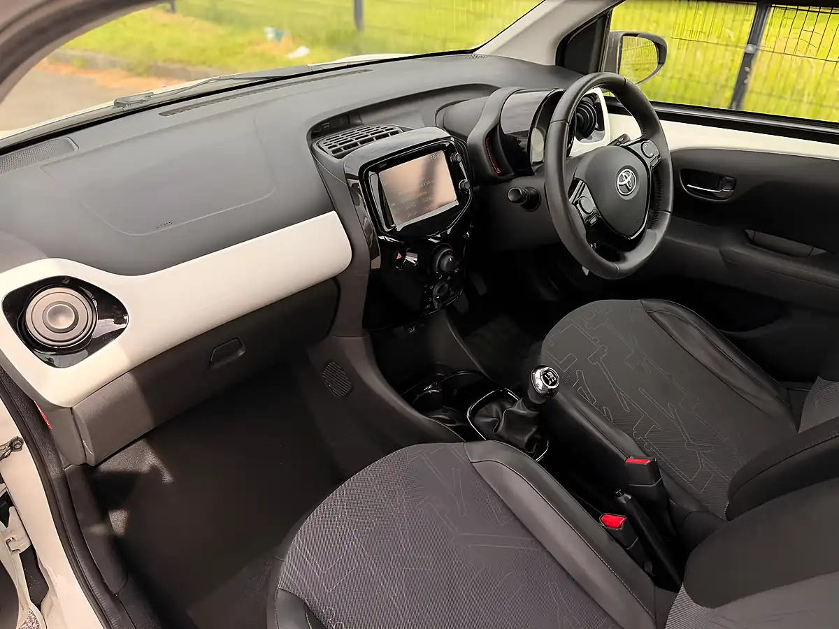 Used 2014 Toyota Aygo X-Pression White - Interior and Exterior details 11