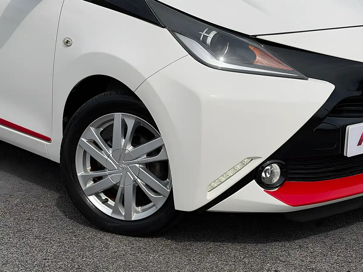 Used 2014 Toyota Aygo X-Pression White - Interior and Exterior details 16