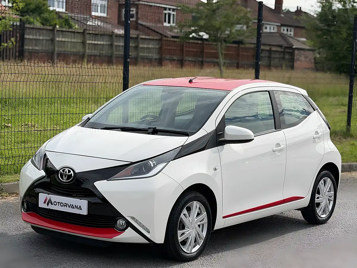 Used 2014 Toyota Aygo X-Pression White - Interior and Exterior details 8