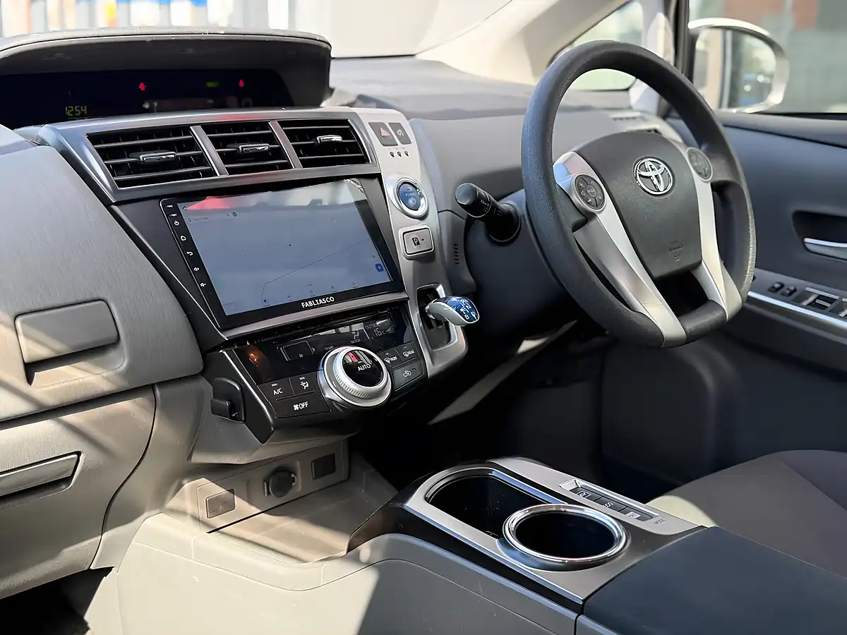 Used 2014 Toyota Prius+ Excel White - Interior and Exterior details 3
