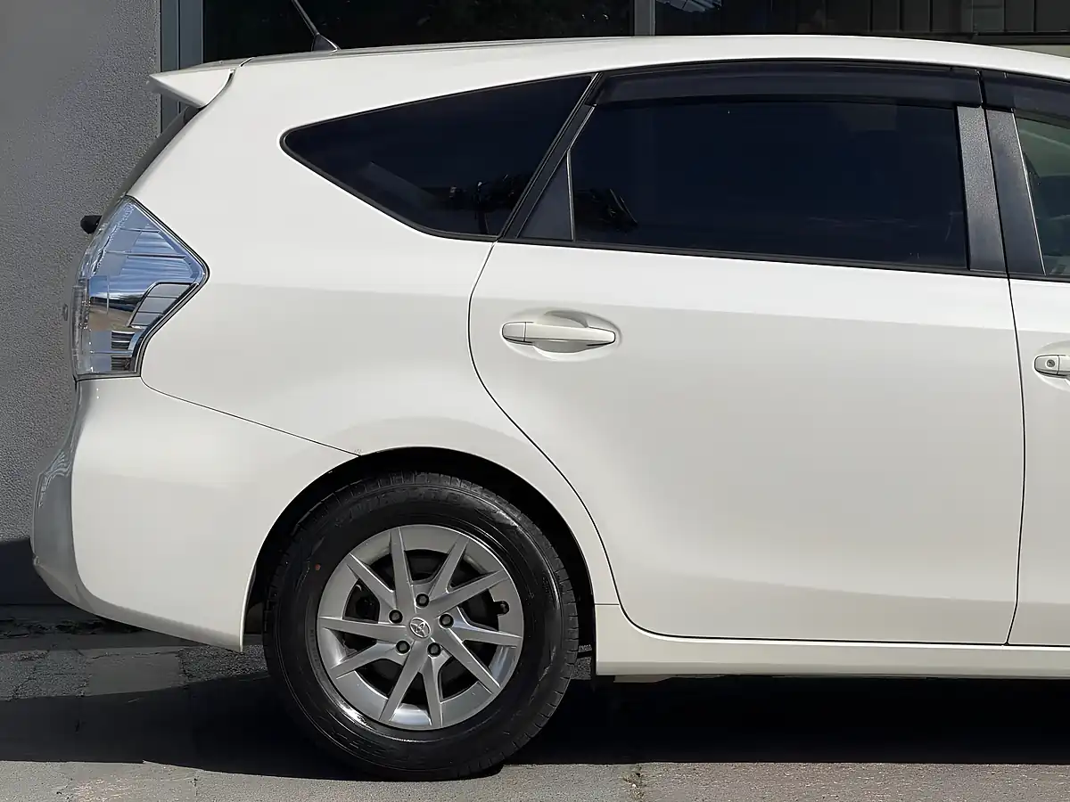 Used 2014 Toyota Prius+ Excel White - Interior and Exterior details 8