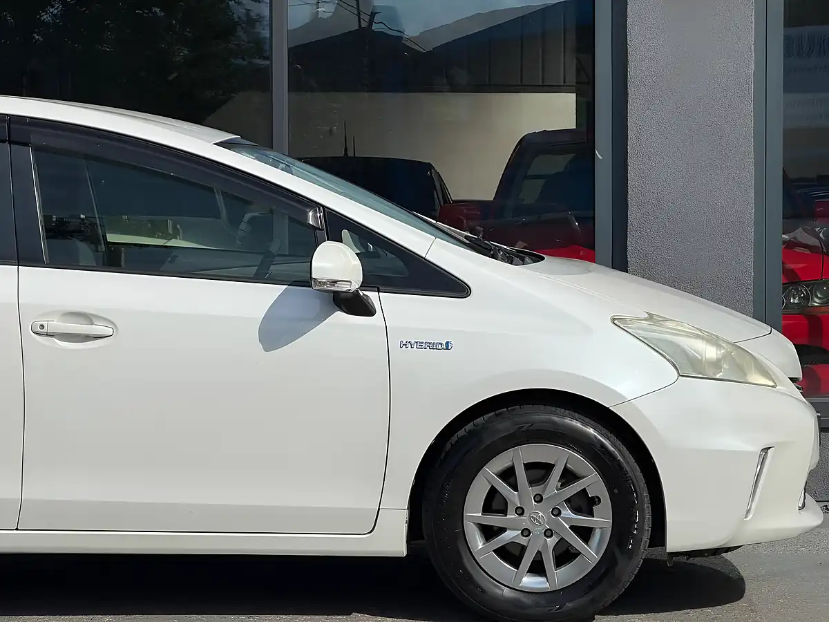 Used 2014 Toyota Prius+ Excel White - Interior and Exterior details 9