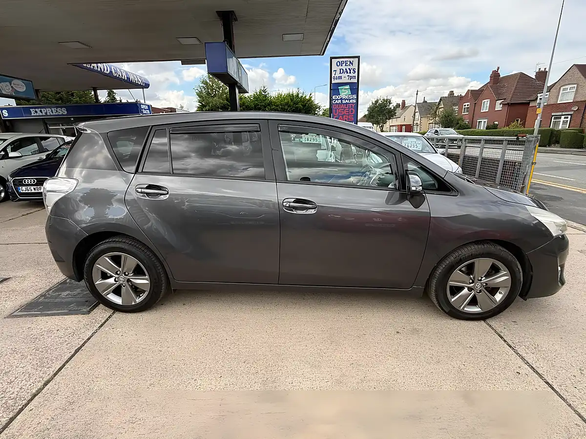 Used 2014 Toyota Verso Trend Grey - Interior and Exterior details 10