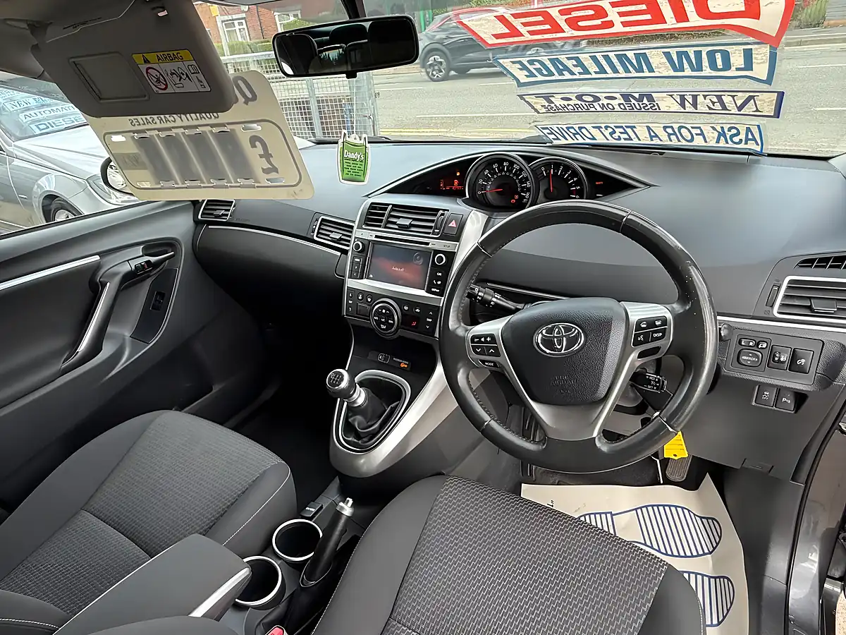 Used 2014 Toyota Verso Trend Grey - Interior and Exterior details 13