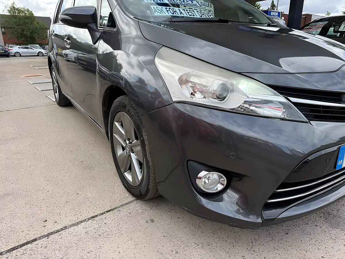 Used 2014 Toyota Verso Trend Grey - Interior and Exterior details 5