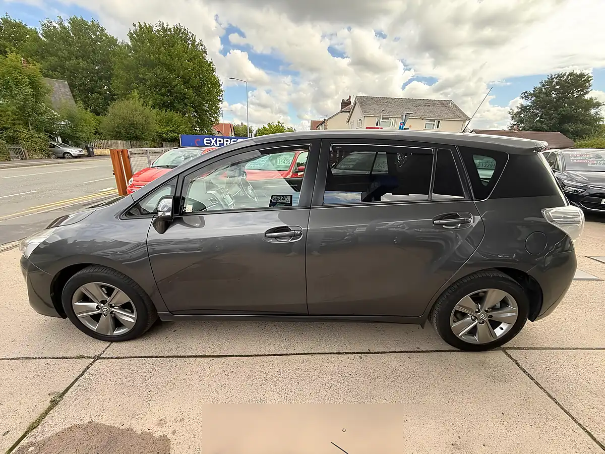 Used 2014 Toyota Verso Trend Grey - Interior and Exterior details 8