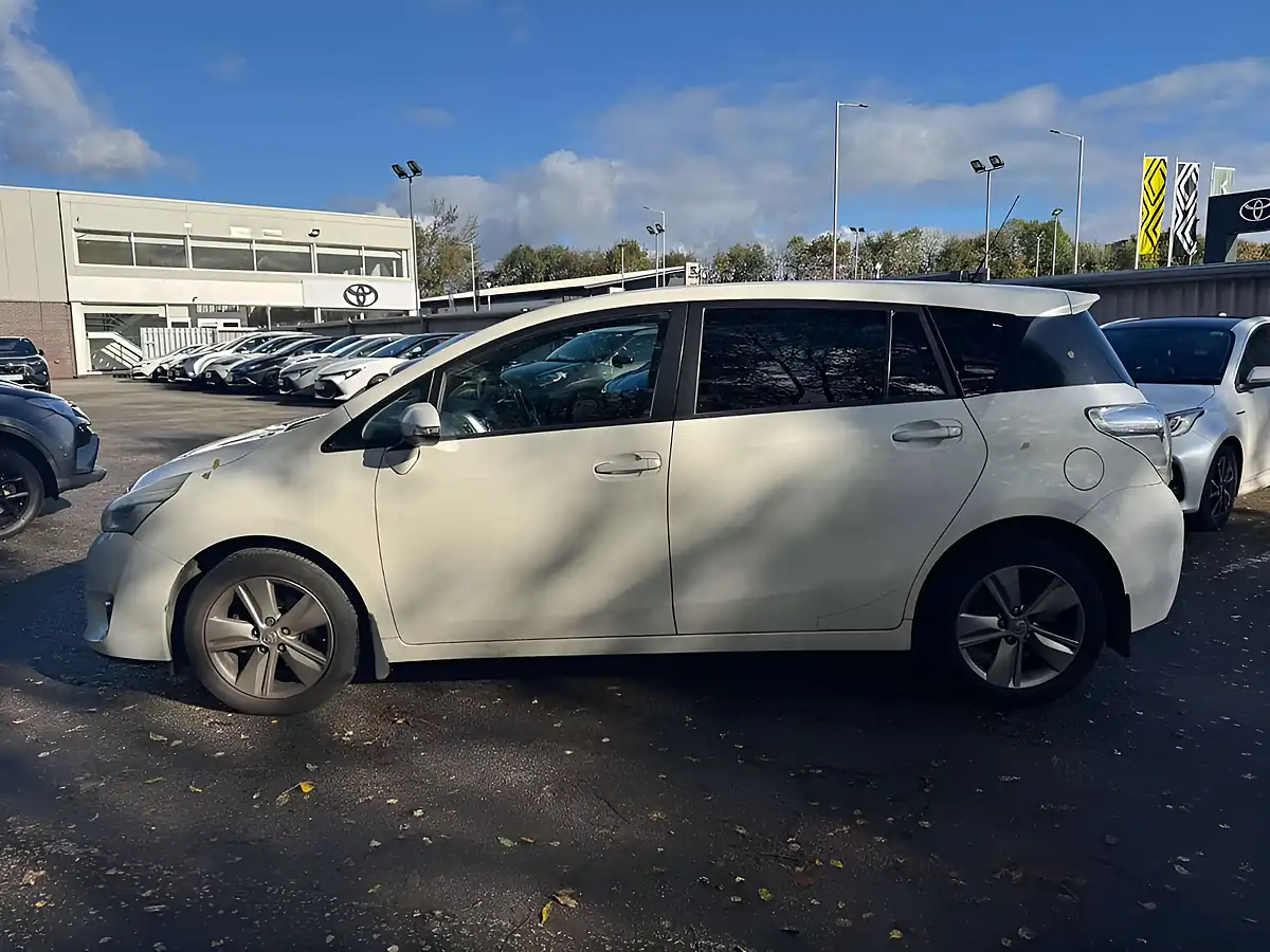 Used 2014 Toyota Verso Trend White - Interior and Exterior details 3