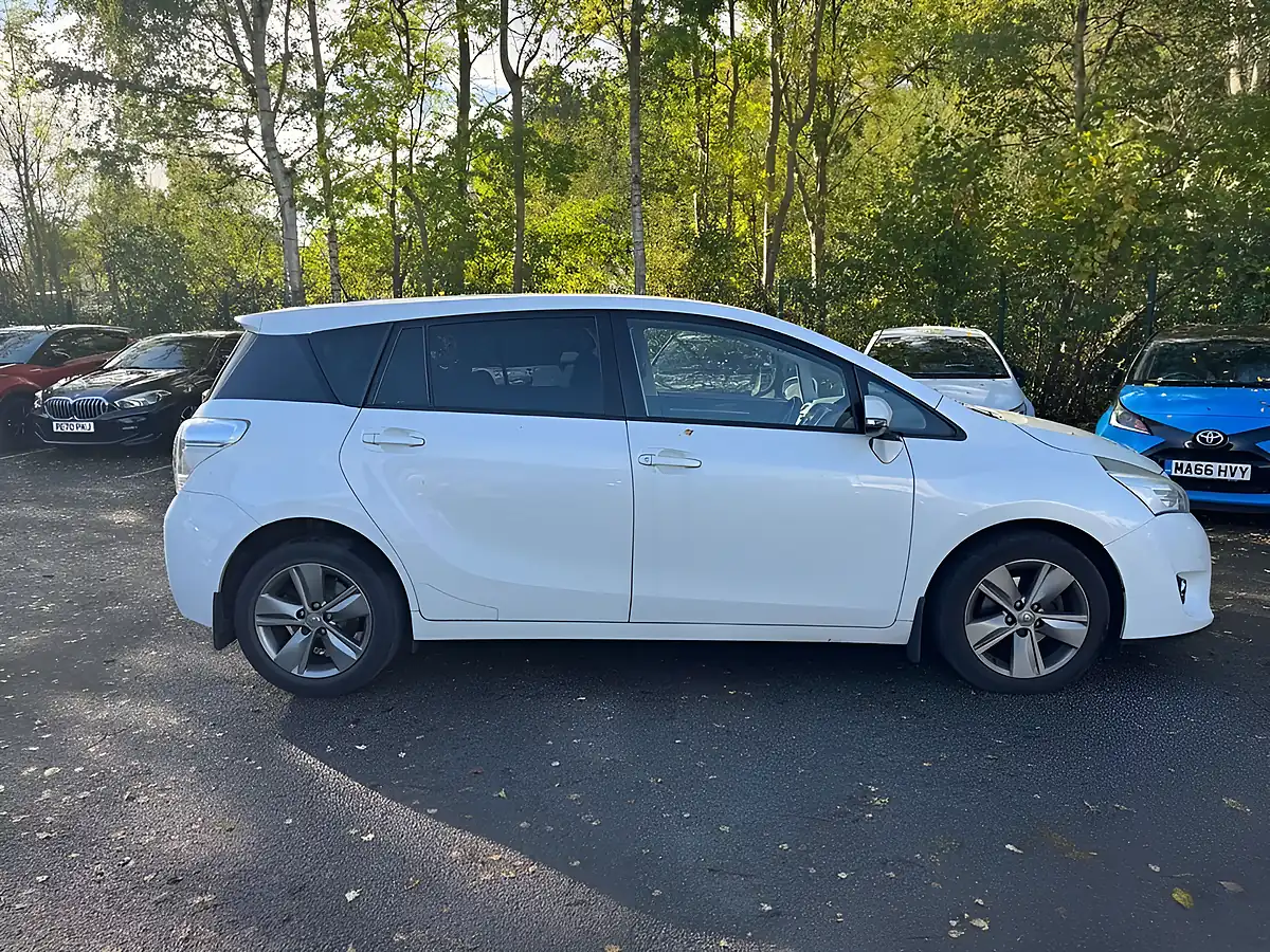 Used 2014 Toyota Verso Trend White - Interior and Exterior details 4