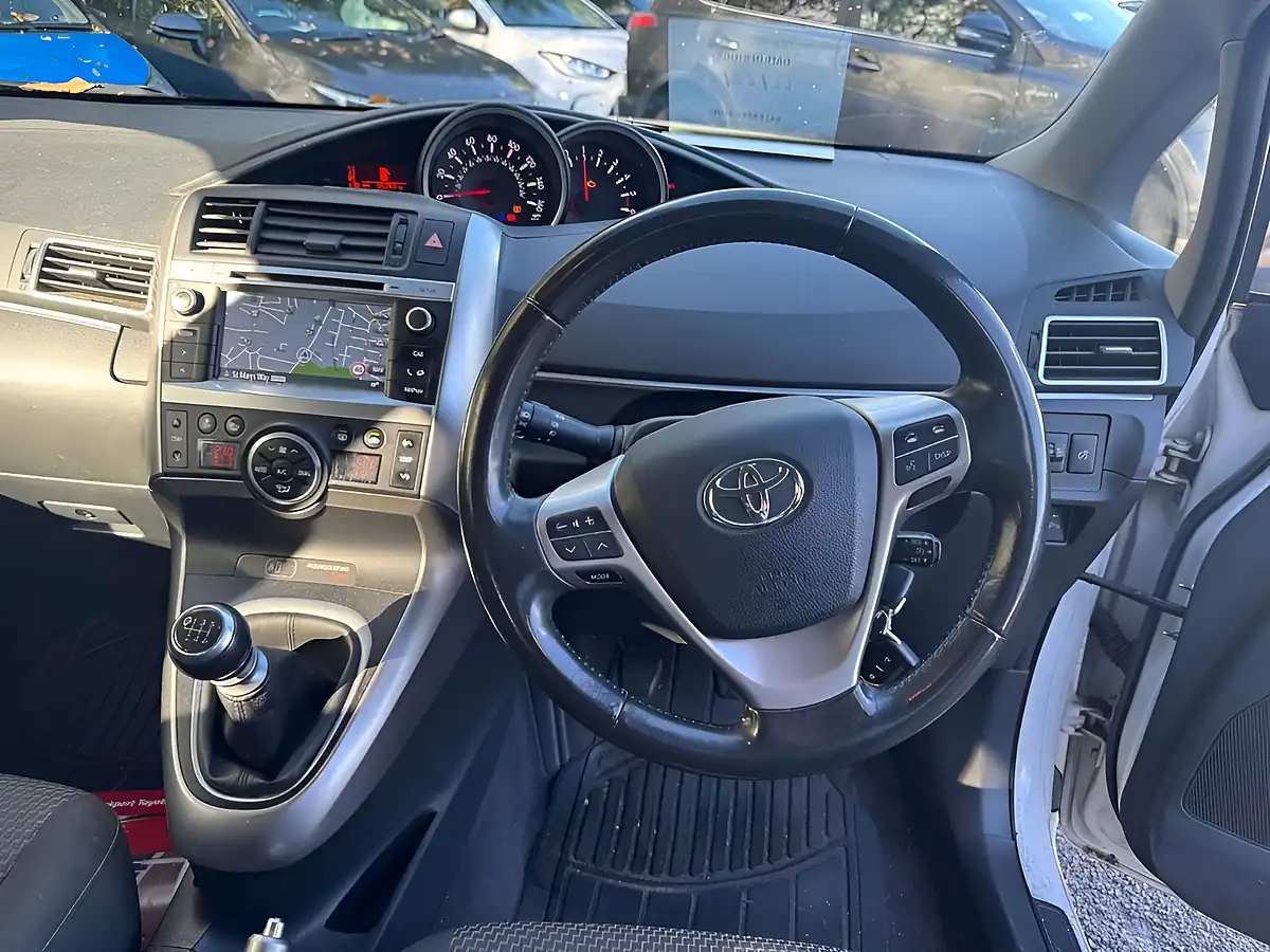Used 2014 Toyota Verso Trend White - Interior and Exterior details 5