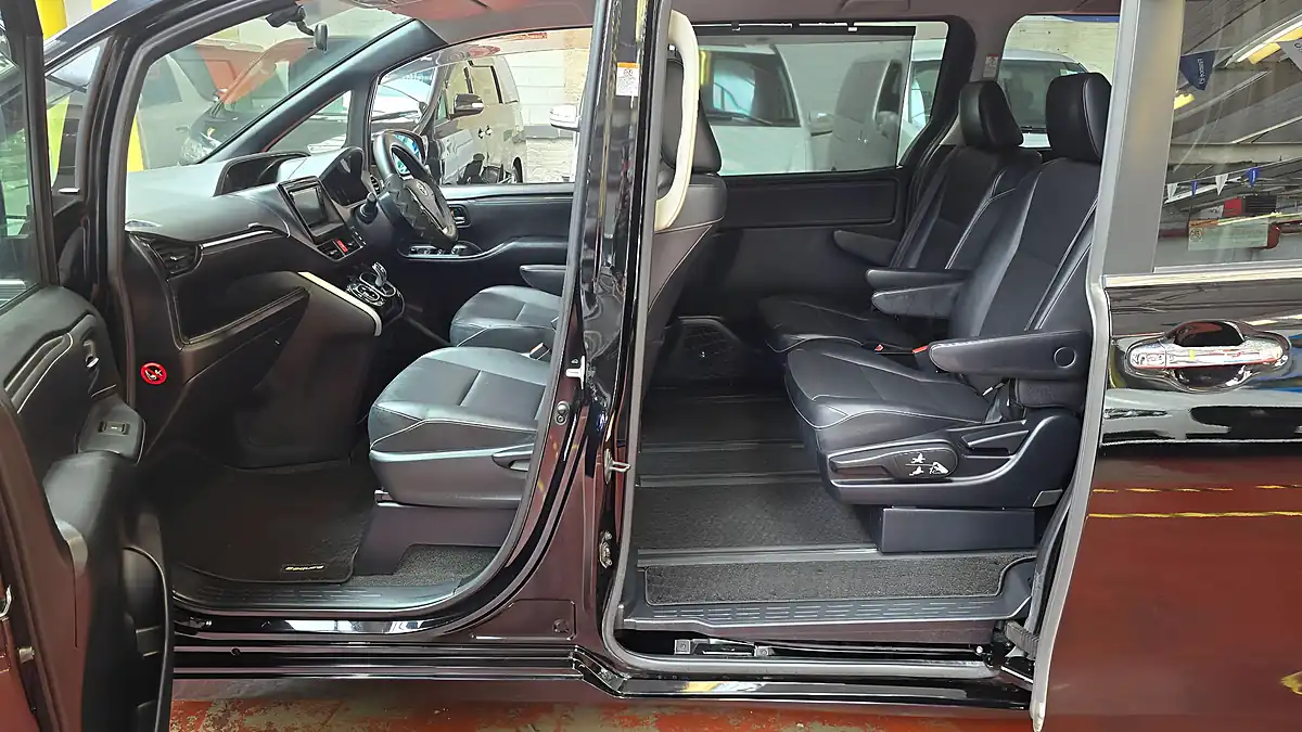 Used 2014 Toyota Voxy Esquire Black - Interior and Exterior details 11
