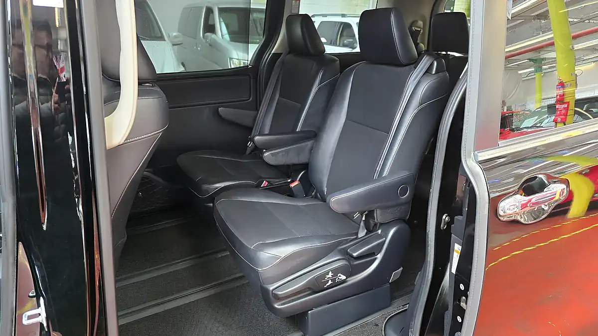 Used 2014 Toyota Voxy Esquire Black - Interior and Exterior details 12