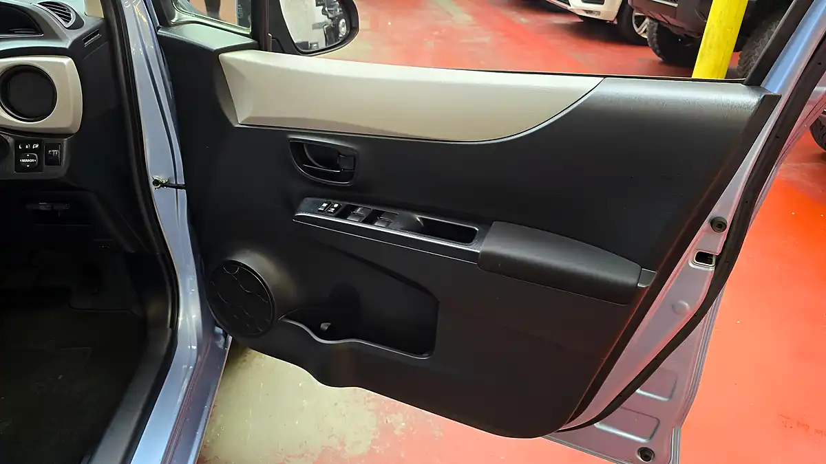 Used 2014 Toyota Yaris Blue - Interior and Exterior details 12