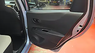 Used 2014 Toyota Yaris Blue - Interior and Exterior details 13