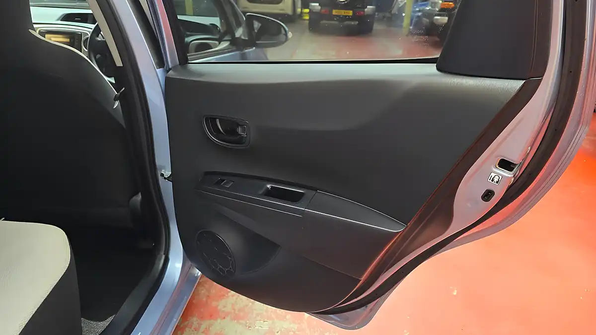 Used 2014 Toyota Yaris Blue - Interior and Exterior details 13