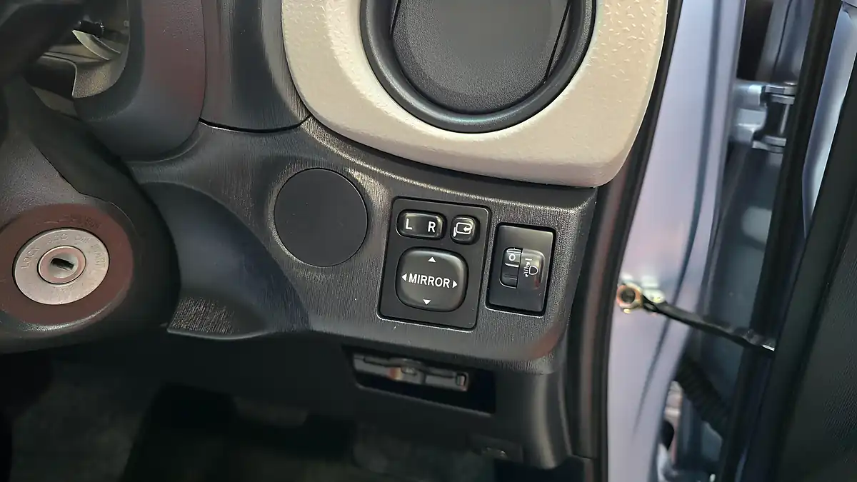 Used 2014 Toyota Yaris Blue - Interior and Exterior details 8