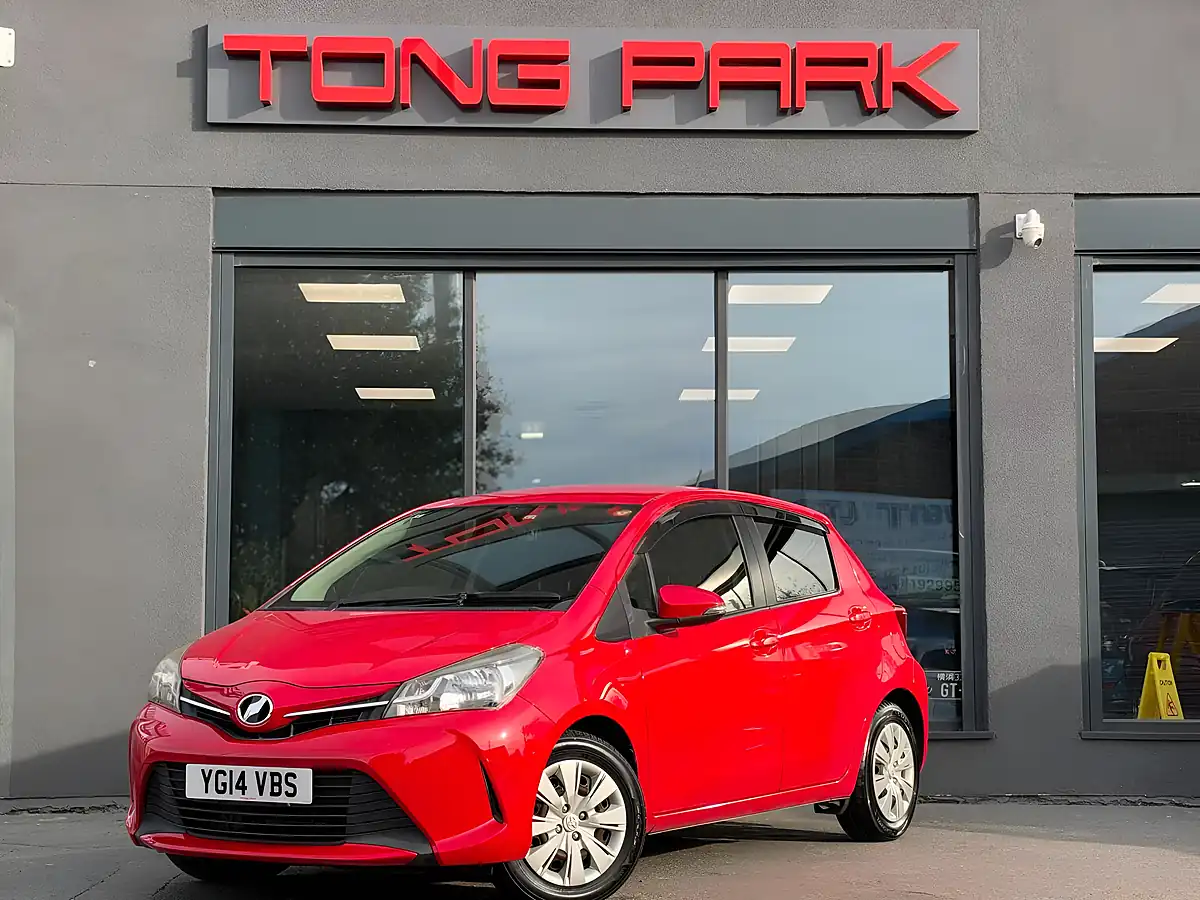 Used 2014 Toyota Yaris Tr Multidrive S Red - Interior and Exterior details 9