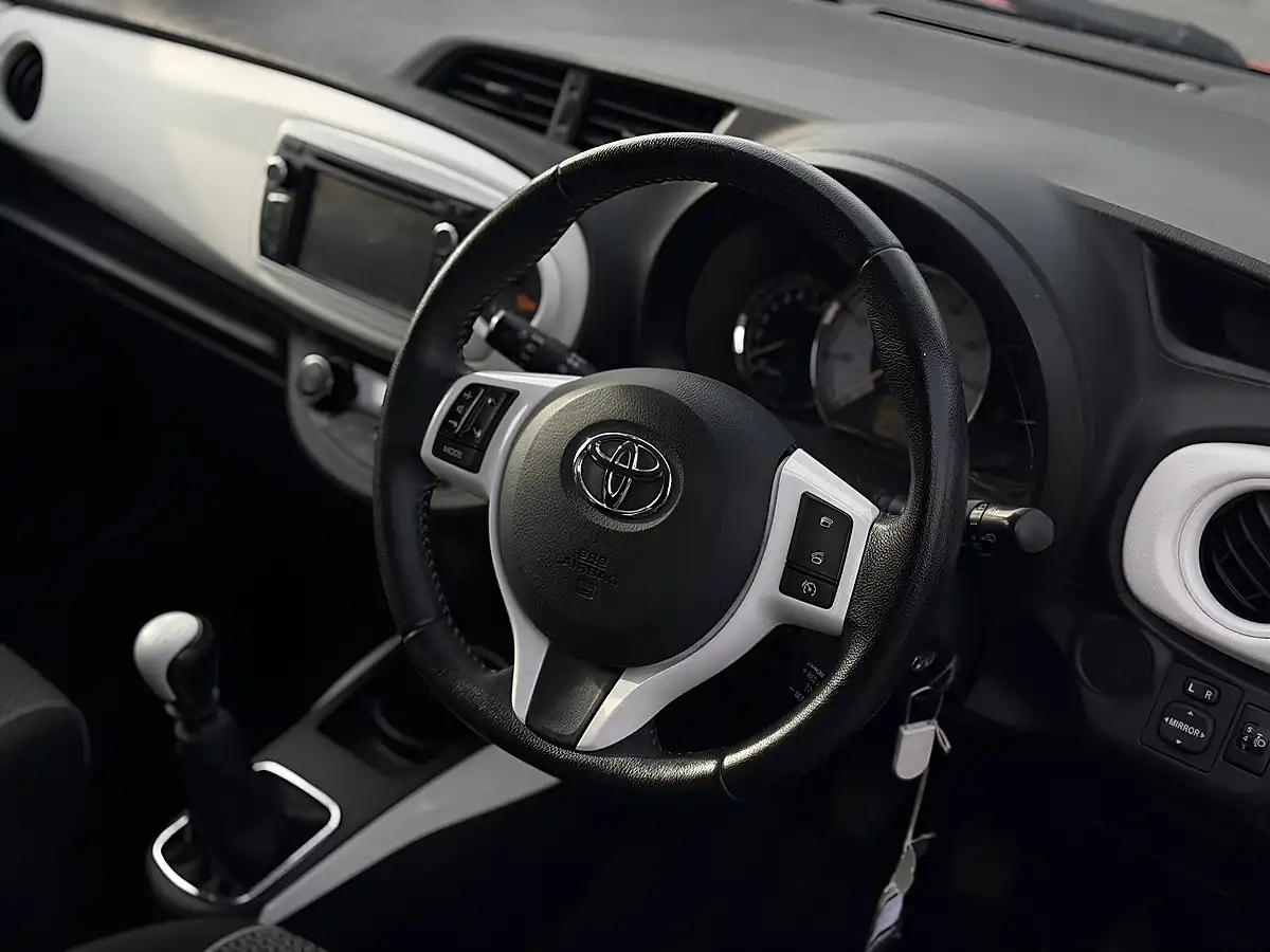 Used 2014 Toyota Yaris Trend Red - Interior and Exterior details 11
