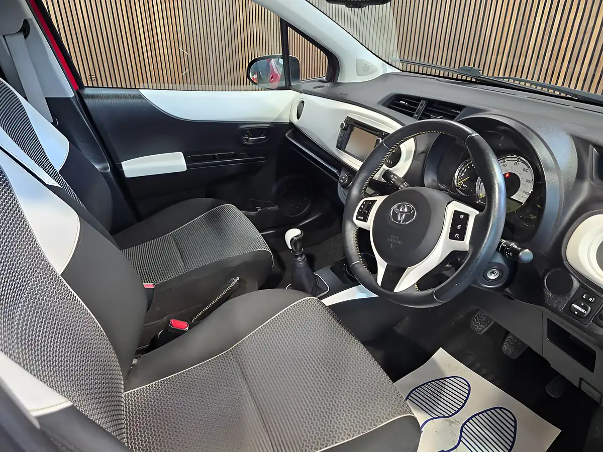 Used 2014 Toyota Yaris Trend Red - Interior and Exterior details 12