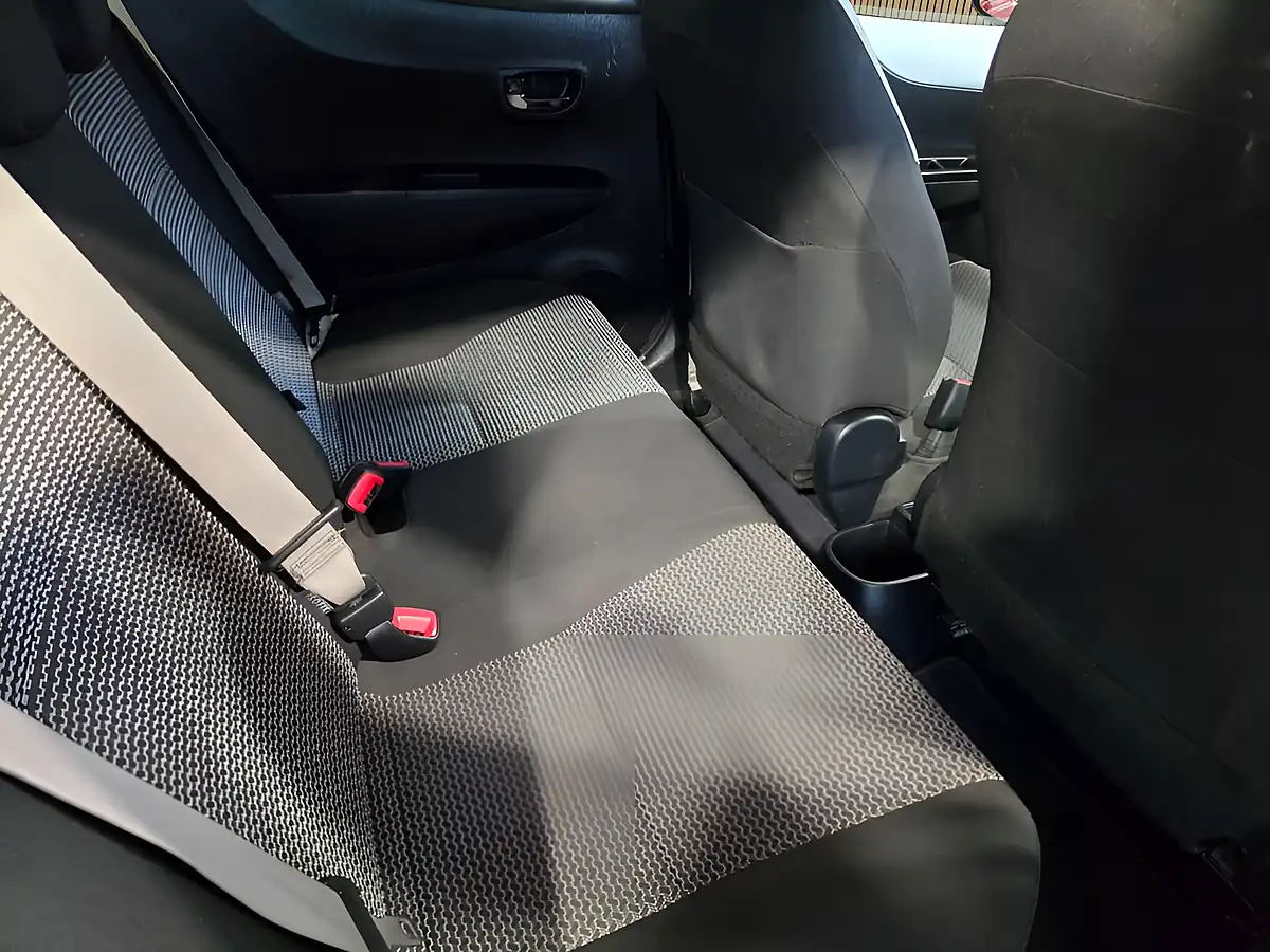 Used 2014 Toyota Yaris Trend Red - Interior and Exterior details 14