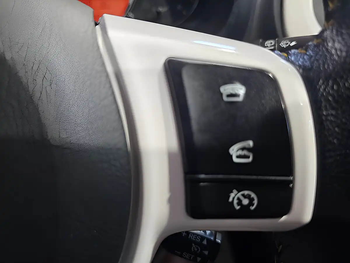 Used 2014 Toyota Yaris Trend Red - Interior and Exterior details 19